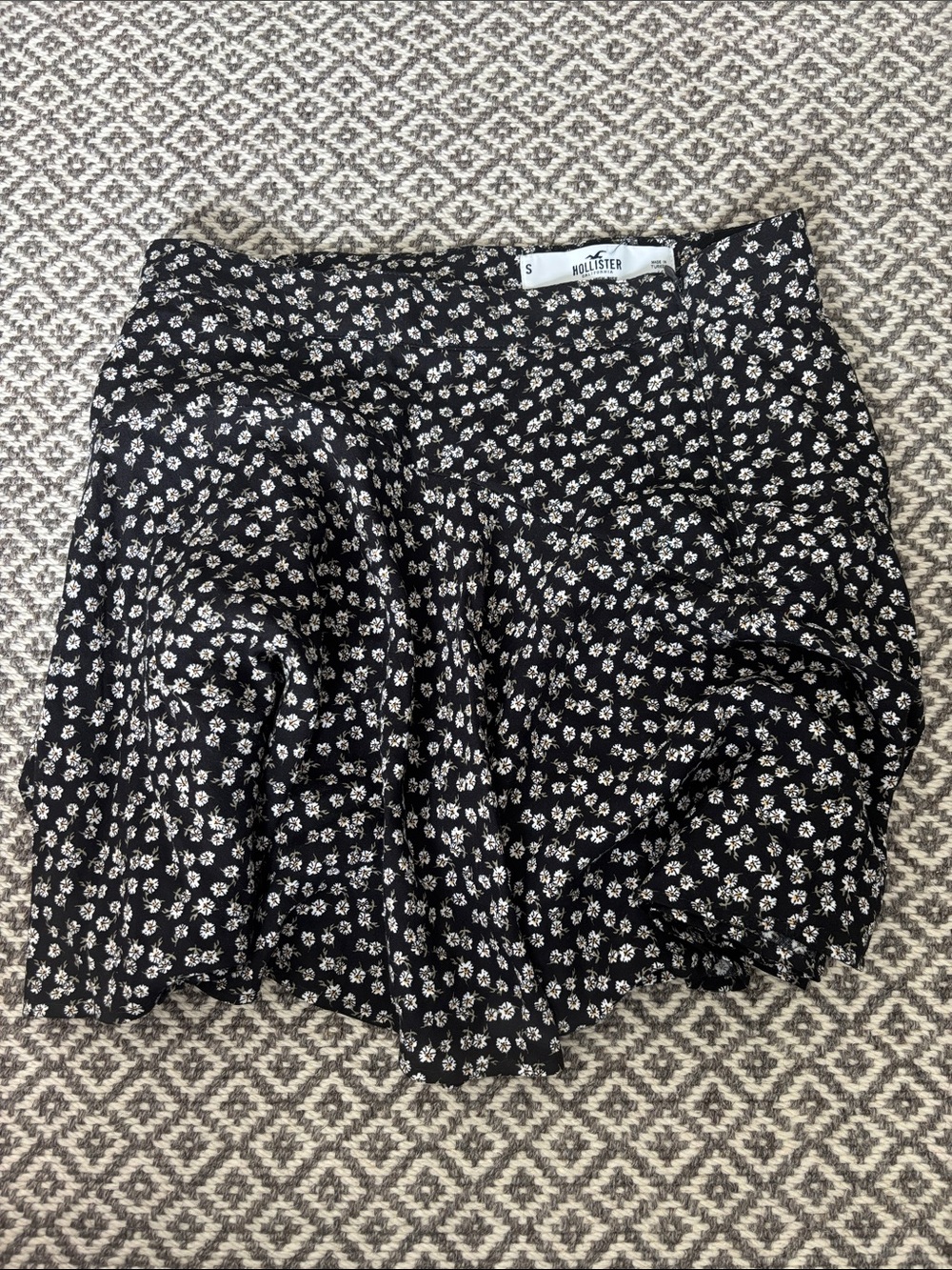 HOLLISTER ultra high rise black floral skort size small